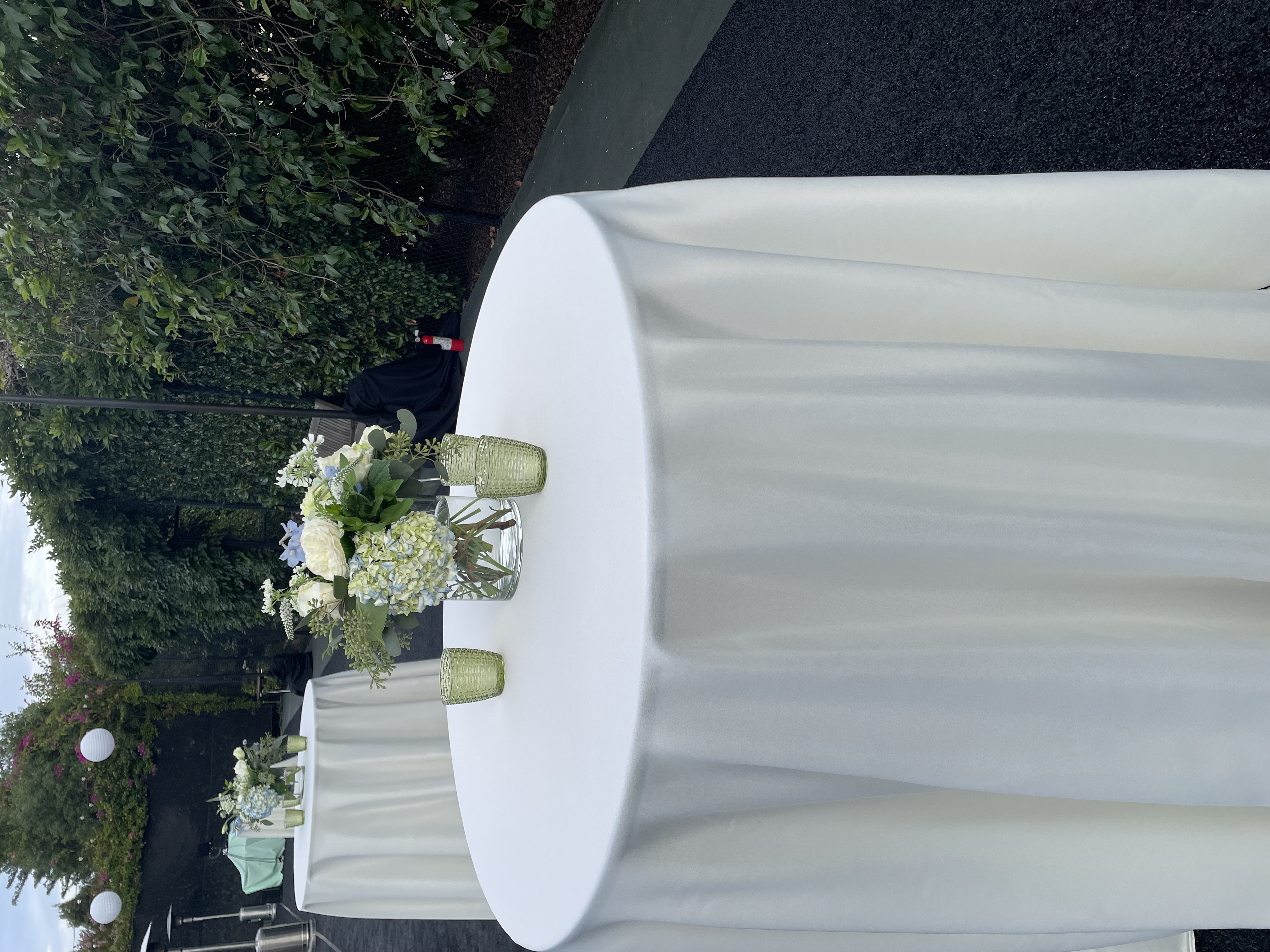 12, Ivory Round Linens